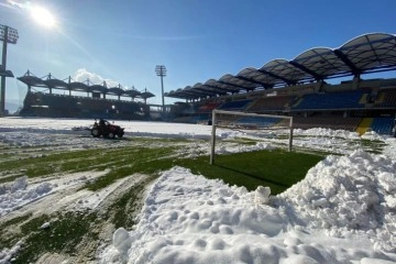 Yoğun kar yağışı nedeniyle profesyonel liglerde 13 maç ertelendi