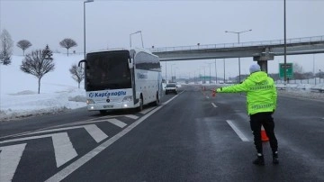 Yolcu otobüslerinin Bolu Dağı'ndan İstanbul yönüne geçişine izin verilmiyor