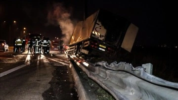 Yönlendirme direğine çarpıp yanan kamyondaki 2 kişi öldü, 2 kişi ağır yaralandı