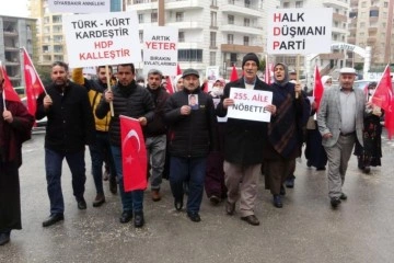 Yunanistan’da kaçırılan oğlu için evlat nöbetine katıldı