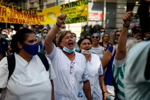 Yunanistan'da sağlık çalışanları hükümet karşıtı protesto düzenledi