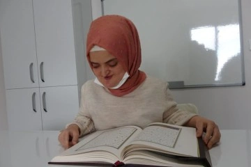 Yüzde 80 görme engelli genç kız, azmiyle 3 ayda Kur'an öğrendi