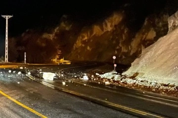 Zigana dağ yamacından kopan kayalar seyir halindeki kamyonete isabet etti